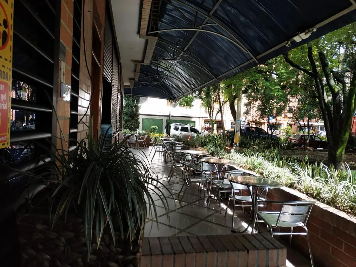 Aparta Hotel Montes 메딜린